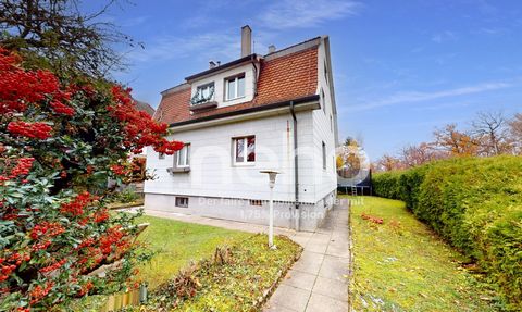 Familjehuset 1-2 i behov av renovering i Stuttgart-Sonnenberg erbjuder mycket potential i ett bra läge. Den har för närvarande två 3-rumslägenheter på bottenvåningen och övervåningen samt en ombyggd vind. Det kan användas som ett enfamiljshus utan pr...