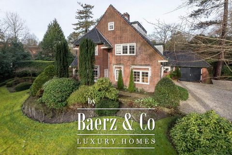 Huize “De Mezenhof” Karakteristieke en charmante vrijstaande villa met garage op een perceel van nagenoeg 2000m²! De villa ligt op een prachtige, rustige locatie in Aerdenhout en heeft een statige oprijlaan en een fantastisch en zonnig terras met vij...