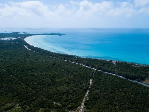 Sie präsentieren die außergewöhnliche Weite des Landes, das mit erhöhten Positionen geschmückt ist, die einen herrlichen Blick auf den Exuma Sound Ocean und den Atlantischen Ozean in Eleuthera bieten. Dieses bemerkenswerte Anwesen verfügt über eine e...