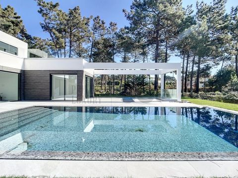 The Condominium of Herdade de Aroeira is only 25km from the center of Lisbon and only 600 meters from the beach, this Condominium being the largest residential and golf complex of Greater Lisbon. With 350 hectares, thousands of pine trees and several...