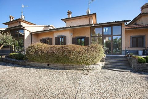 Eleganza e Tranquillità nel Cuore di Viterbo Nel prestigioso quartiere delle Pietrare, in via Domenico Cimarosa, sorge una splendida villa a schiera che unisce il fascino del vivere circondati dal verde con la comodità di essere a pochi passi dal cen...