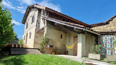 NEAR AURIGNAC, Pretty village house with garden Canton of AURIGNAC 31420 - Stone, half-timbering, old tiles, and beautiful old parquet floors, all the ingredients come together for this charming house full of authenticity. With a living area of 146 m...