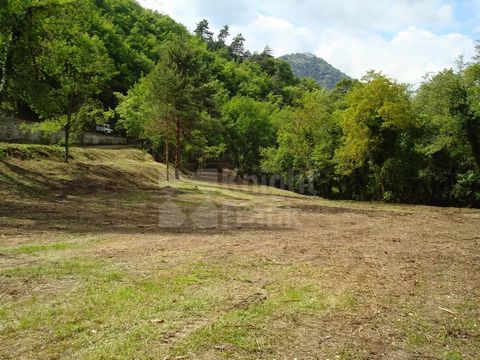 A seulement 5 minutes du village historique de Sospel, 30 minutes de Monte Carlo, 20 minutes de la promenade de Menton avec ses plages, ses restaurants, ses boutiques et le musée Jean Cocteau, cette propriété paisible et verdoyante de 25 hectares est...