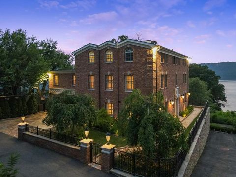 Eine seltene, einzigartige Oase am Wasser erwartet Sie in NYC, eingebettet auf den Klippen in einer exklusiven Enklave im Stadtteil Spuyten Duyvil in Riverdale, mit Blick auf den Hudson River und die Palisades. Keine andere Residenz kommt der unvergl...