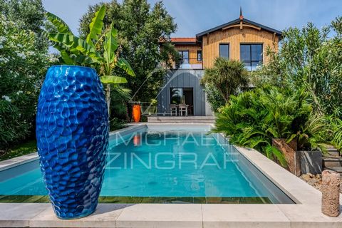 Stunning prestigious villa located in La Teste de Buch on the Arcachon Bay. Recently built, this property consists of 3 spacious bedrooms, a large swimming pool, a pool house, and a jacuzzi. The villa is situated in a quiet and peaceful neighborhood,...