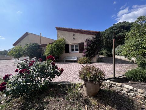 In der Gemeinde Argelès-Sur-Mer, Immobilienanzeige für ein komplett einstöckiges Haus mit 4 Schlafzimmern. Das Einfamilienhaus auf einem Grundstück von ca. 1300M2 besteht aus: einem Küchenbereich und einem Wohnbereich von 35m2 für Ihr Wohlbefinden, 2...