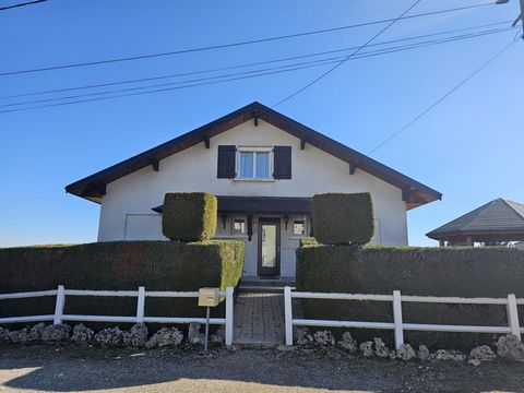 Auf den Höhen von Orchamps-Vennes lade ich Sie ein, dieses große Einfamilienhaus mit atemberaubender Aussicht zu entdecken. Es verfügt über einen Eingang, eine separate Küche, ein Wohnzimmer, 3 Schlafzimmer, von denen sich eines im Erdgeschoss befind...