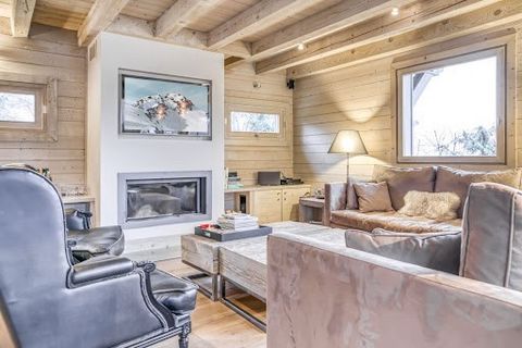 COMBLOUX, CHALET 5 CHAMBRES REF 7436, confortable et offrant une jolie vue sur le Mont-Blanc. Beau séjour avec cheminée, cuisine américaine équipée et espace repas, donnant sur balcon/terrasse S/E, mezzanine mansardée, cinq chambres, salle de bains/d...