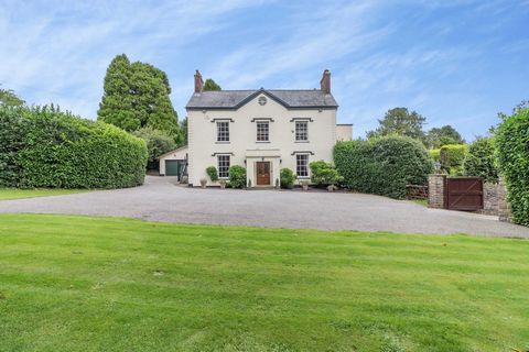 Cette magnifique maison familiale, classée Grade II, se trouve dans des jardins privés en partie clos dans une zone de conservation au cœur historique du village recherché de St Arvans, aux portes de la magnifique vallée de la Wye. St Arvans Court es...