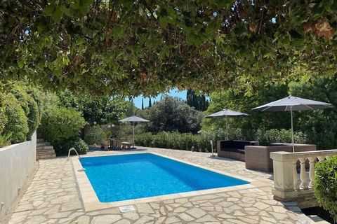 In Les Issambres, near the center, you will find this modern villa with 5 bedrooms, private pool & garage. Quietly situated on a beautiful plot of 1650 m2 with a view in the green and a small sea-view and at only a few minutes distance from the villa...