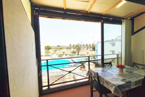 Studio with large cabin on the 3rd and top floor. Approximately 27 m² with glazed loggia, excellent condition, sold furnished. Separate toilet, bathroom with shower. Reversible air conditioning, double glazing, electric shutter, electricity up to sta...