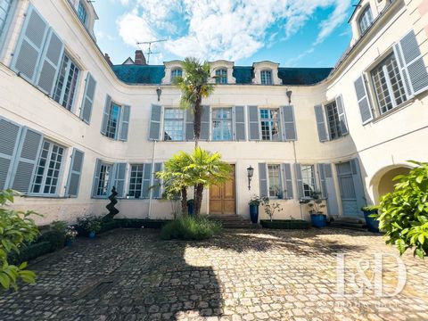 Immerse yourself in the history and charm of this private mansion dating from 1732, located in the heart of Saumur. With a living area of 450m² spread over 3 levels, this luxury residence offers 17 rooms, including 5 bedrooms and 3 bathrooms. The 31m...