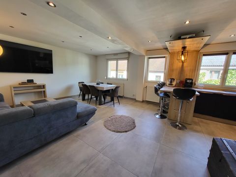 A Dogneville, tout proche d'Epinal, je vous propose ce bel appartement de 60m2 situé au premier étage d'une petite copropriété (2 lots sur 5) bénévole de 2 appartements. Montez les quelques marches pour accéder à la belle pièce de vie d'environ 30 m2...