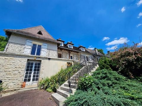 24000 Périgueux, this traditional house with a living area of approximately 245 m², is built on 2 levels. The ground floor consists of: Entrance hall, spacious living / dining room with fireplace (38 m²), independent fitted kitchen (19 m²), a pantry ...