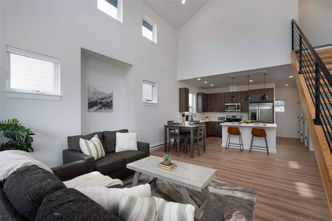 Bellissimo condominio nel Southside desiderato di Bozeman! Goditi la vita comoda e chiavi in mano mentre sei nel pittoresco paesaggio del sud di Bozeman. Questo condominio ha soffitti a volta e soggiorno open concept e zona cucina perfetta per intrat...