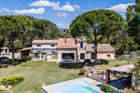 Remarkable villa in Jouques, in the heart of the Pays d'Aix, less than 30 minutes from the Cours Mirabeau. A veritable treasure of Provence, the property lies between the Sainte Victoire and Luberon mountains. As an integral part of the Parc de la Sa...