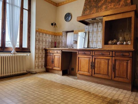 52100 Saint Dizier Dans quartier agréable -Beaucoup de cachet pour cette villa 1900 sur terrain clos et arboré - Entrée sur couloir distribuant: Grand et lumineux salon sam avec cheminée- cuisine meublée - chambre avec parquet -Toilettes- 4 Chambres ...