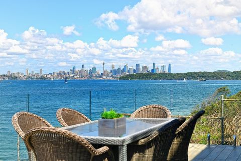 Arroccato all'apice di una delle enclavi promontorio più ambite di Sydney, 32A Pacific Street è una residenza eccezionale che combina la raffinatezza moderna con il fascino sereno della vita costiera. Questo capolavoro su tre livelli, situato su un n...