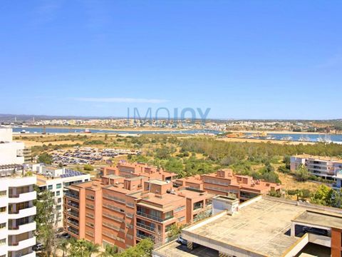 Dit spectaculaire appartement in de wijk Praia da Rocha, met uitzicht op de rivier de Arade Bestaande uit 3 slaapkamers met ingebouwde kasten, 2 badkamers, volledig gemeubileerd en uitgerust gelegen in het hart van Praia da Rocha, op 200 meter van he...