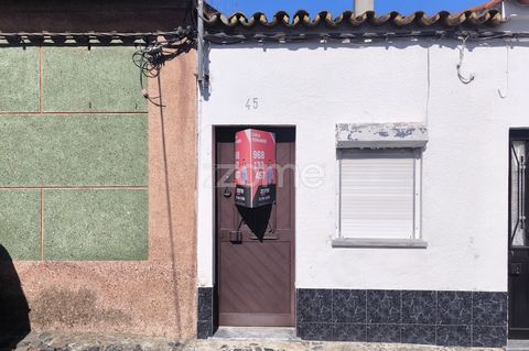 Identificação do imóvel: ZMPT565225 Discover the potential of this house in the heart of the town of Ferreira do Alentejo! With a cozy living room equipped with a fireplace and another room currently serving as a bedroom, this house offers versatile ...