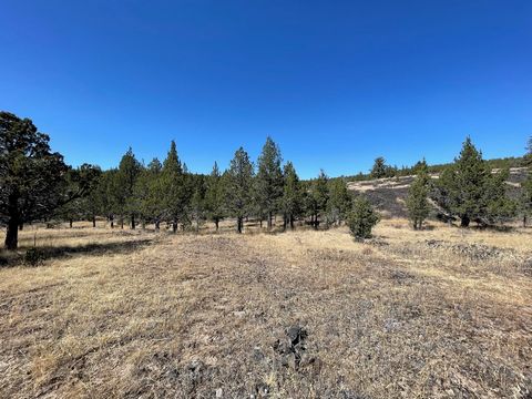 Discover the ultimate off-grid living experience with this stunning 5-acre parcel, located just 20 minutes south of Prineville. This buildable lot is your blank canvas, ready for your dream home or serene retreat. With no HOAs or CC&Rs, you have comp...