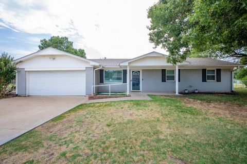 Updated and better than new! Conveniently located in town on LARGE lot. This home features 3 bedrooms, and 2 bathrooms. You will love the open floor plan, new cabinets, new countertops, new carpet, new roof, fresh paint, and new hardwood flooring in ...