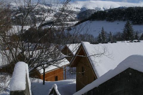 La città per famiglie di Gresse-en-Vercors si trova ai margini del Parco Naturale Regionale del Vercors. Qui puoi goderti la natura e le piste da sci sono proprio dietro l'angolo. La zona offre tanto divertimento escursionistico (80 km di sentieri se...