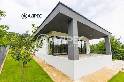 Nouvelle maison moderne et fonctionnelle de plain-pied d’une superficie de 141 m², zone 'Borovets - Nord' - accès facile et rapide par une rue goudronnée. Distribution : hall d’entrée, trois chambres dont une avec sa propre salle de bain et placard, ...