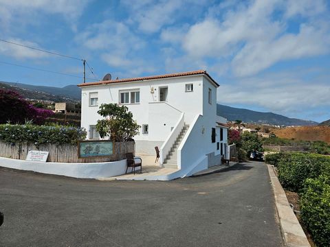 Discover this country house with four residential units on a finca with orange trees near the centre of La Orotava. Both from the terraces and from the plantation you have a wonderful view of the sea and the Teide. Here you live in the middle of natu...