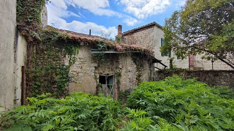 Stone house to restore on 3 levels of 76 m2 with a garden at the back of the house of 158 m2 Very good potential. Possibility of making a business on the ground floor and an apartment upstairs. Features: - Garden