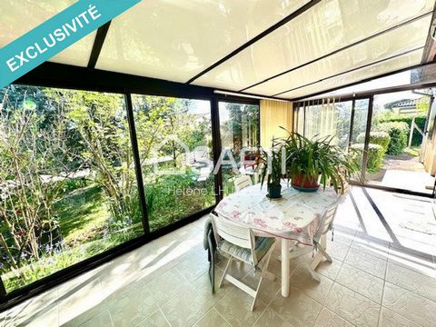 Venez découvrir cette charmante maison T4 de plain-pied datant de 1978, idéalement située à L'Isle-sur-Tarn. Avec ses 80m² habitables, elle offre un salon salle à manger avec cheminée, une cuisine fonctionnelle, 3 chambres, 1 salle d’eau, WC séparé e...