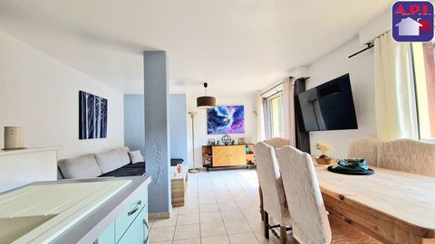 DUPLEX MET ZWEMBAD Gelegen in het hart van de Pyreneeën, biedt dit appartement van ongeveer 80m² een aangename en functionele leefruimte, ideaal voor gezinnen of koppels. Het appartement bestaat uit drie slaapkamers en biedt voldoende ruimte om uw di...