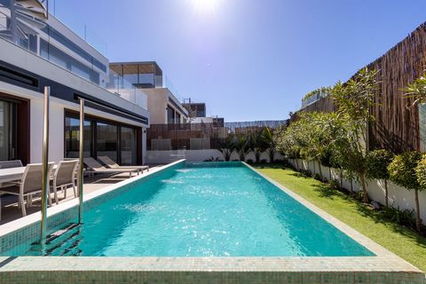 Located in Puerto Banús. This is a brand new modern villa situated just 250m from the Rio Verde beach on the famous Marbella Golden Mile and only 10mn walk to the glamourous Puerto Banus. Its situation is ideal whether you want to enjoy the Puerto Ba...