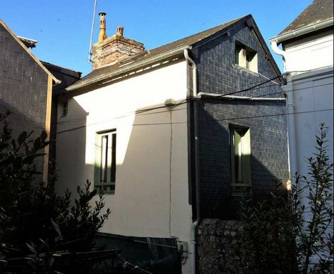 Cette maison individuelle ancienne est cachée dans une impasse, au calme située en centre ville de Honfleur. A 4 minutes à pied du vieux bassin, exposée Sud elle dispose d'une courette et d'un cabanon . Au rez-de-chaussée: Espace de vie et cuisine. A...