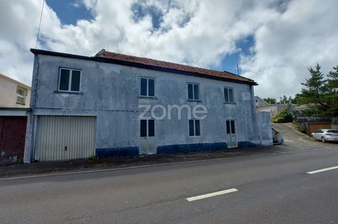 Identificação do imóvel: ZMPT569975 Diese charmante 176 m2 große Villa befindet sich in der Gemeinde Santo António auf der malerischen Insel São Jorge auf den Azoren und ist ein wahrer Rückzugsort am Meer. Das Anwesen befindet sich in einer privilegi...