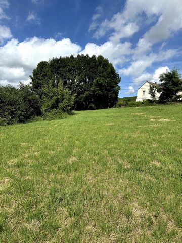 Situé à Étoges (51270), ce terrain offre une vue dégagée et une intimité rare avec l'absence de voisins mitoyens. Appréciez le calme et la tranquillité de cet emplacement privilégié, propice à la construction d'une résidence selon vos goûts et vos be...