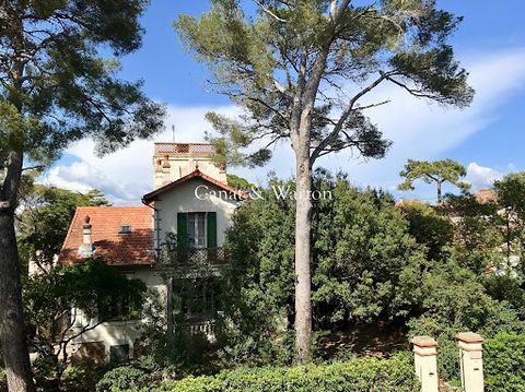 VILLA DEBUT XX type 'Manoir' situe au centre ville a proximité des plage et des commerces a pieds 5 chambres grand sous sol jardin arboré de 2000 m² belvédère avec vue panoramique sur l mer et les montagnes garage et dépendances ! prévoir travaux