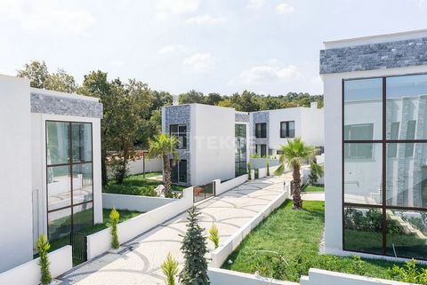 Ville con giardino e piscina in una zona tranquilla di Istanbul Le ville si trovano sul lato anatolico di Istanbul a Çelé. La zona si caratterizza per le sue bellezze naturali, le spiagge e le strutture storiche. Le coste di Šile e Ava sono mete molt...