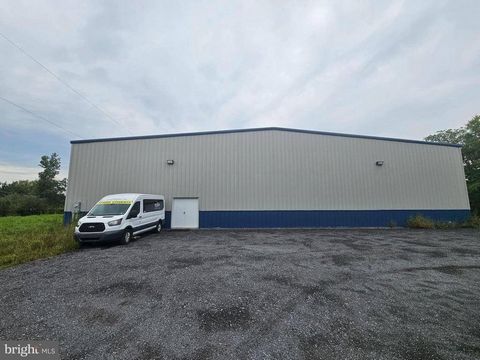 Découvrez une propriété industrielle remarquable nichée au cœur de York Springs, en Pennsylvanie, offrant des possibilités infinies pour vos entreprises commerciales. Cette vaste parcelle de 26 acres, zonée pour un usage commercial et industriel, dis...