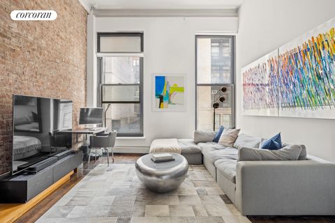 C403 es el loft de sus sueños antes de la guerra, con techos altos de 14 pies y ladrillo a la vista en la frontera de Greenwich Village y Noho. Aireado y sofisticado, con una increíble luz del este de un par de ventanas de 10 pies de altura que se ex...