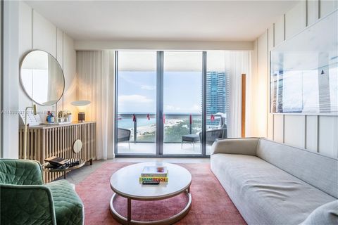 Entdecken Sie luxuriöses Wohnen in diesem exquisit renovierten und voll möblierten 1-Schlafzimmer, 1 Badezimmer im W Hotel, Miami Beach. Diese Einheit erstreckt sich über 836 m² auf der 17. Etage und bietet eine atemberaubende Südausrichtung mit unun...