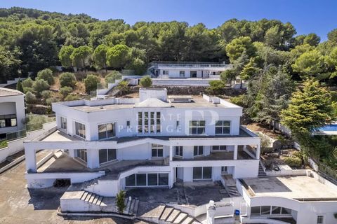 Questo lotto di due ville in stile contemporaneo costruite alla fine degli anni '80 si trova in una comunità recintata in una zona molto tranquilla. Entrambe offrono un'eccezionale vista panoramica sul mare. 1 - La Villa Panorama è in fase di lavori ...