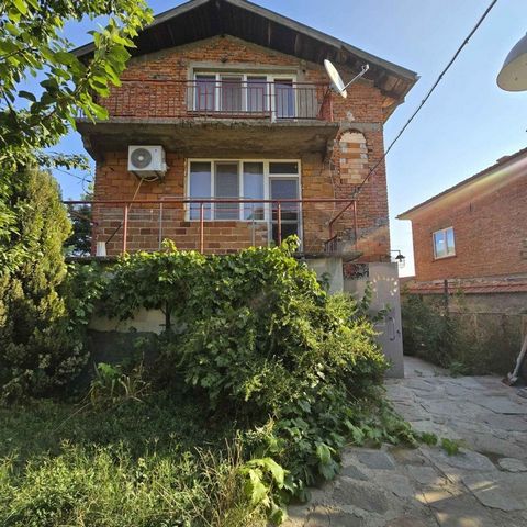 ANGEBOT - 8243 Wir bieten Ihnen ein wunderschönes Anwesen an, das sich nur 20 km von Plovdiv entfernt im Dorf Ruen befindet. Dreistöckiges Haus mit einer bebauten Gesamtfläche von 270 m² Hof 360m² Aufteilung: Erdgeschoss: Eingangshalle, Wohnzimmer, K...