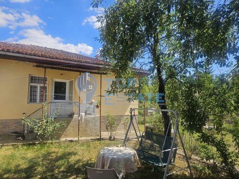 Top Estate Real Estate vous propose une maison en briques avec un puits dans le village de Bebrovo, situé à 13 km au nord-est de la ville d’Elena. La propriété proposée est de plain-pied et se compose de trois chambres, d’un salon avec un coin cuisin...