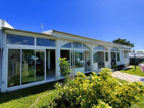 Sur le territoire de Sainte-Suzanne, évoluer vers un nouveau logement avec cette villa: 3 chambres et une large terrasse. Si vous souhaitez visiter cette maison, contactez dès à présent Marie Joe au ... ou Ryan.au ... Ce domicile mesurant 168.34m2 co...