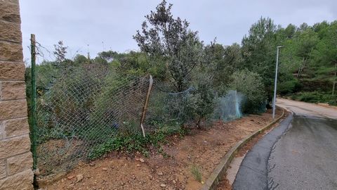 Land in de urbanisatie Mar de Riudecanyes. Het perceel van 900m2 is ontwikkelbaar, het is gelegen in een rustige omgeving op een paar kilometer van Cambrils, Reus en Tarragona; in een uitzonderlijk natuurgebied met uitzicht op het bos en naast het st...