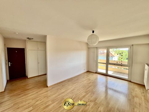 Esplora la vita urbana a Saint-Louis in questo bilocale di 47,8 m2 al secondo piano di un condominio. Appena entrati, sarete accolti da un ingresso con armadio che vi condurrà al luminoso soggiorno aggiungendo un tocco di convivialità. La camera da l...