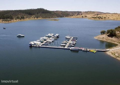 Casa en venta en Alentejo, a 2 km del embalse de Alqueva, en la región de Amieira, Portel, Alentejo. Una región de paisajes únicos, playas fluviales, condiciones especiales para el avistamiento de aves silvestres, valiosa diversidad local, gastronomí...