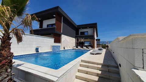 Location: Ličko-senjska županija, Novalja, Novalja. ISLAND OF PAG, NOVALJA - luxury apartment in a semi-detached house with pool For sale is a 4 bedroom + living room apartment with a swimming pool and its own garden of 220m2. The apartment is design...