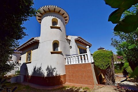 Villa indipendente con 3 camere da letto con giardino privato vicino a Villamartin. Villa indipendente con garage e ampio giardino a Las Filipinas, vicino a Villamartín. È distribuito su due piani più solarium con vista panoramica. Al piano terra ci ...